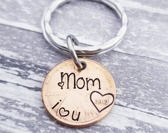 Mom Penny Keychain - I love you mom gift - Choose your year - Stamped Penny - Mother's Day Gift - Mom Birthday Gift - Lucky Penny - Custom