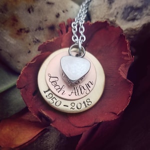 Collier urne funéraire en métaux mélangés : pendentif coeur prénom personnalisé