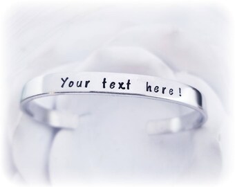 Personalisiertes Armreif: Handgestempelter personalisierter Armreif