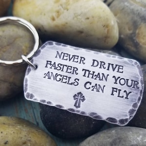 Dogtag-sleutelhanger voor tieners Rijd nooit sneller dan je beschermengelen kunnen vliegen Cadeau nieuwe auto Nieuwe chauffeur Cross Teen Boy Guy-cadeaus Sweet 16 guy cadeau
