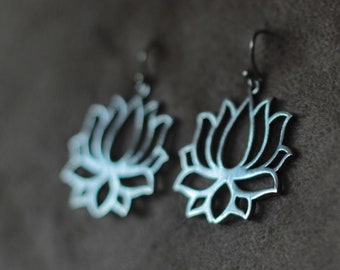 Boucles d'oreilles Lotus, accrocheurs uniques, art tribal de l'Inde, artisanat traditionnel pour les oreilles