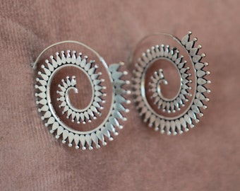 Boucles d'oreilles en spirale géométrique, bibelots uniques, art tribal de l'Inde, artisanat traditionnel pour les oreilles