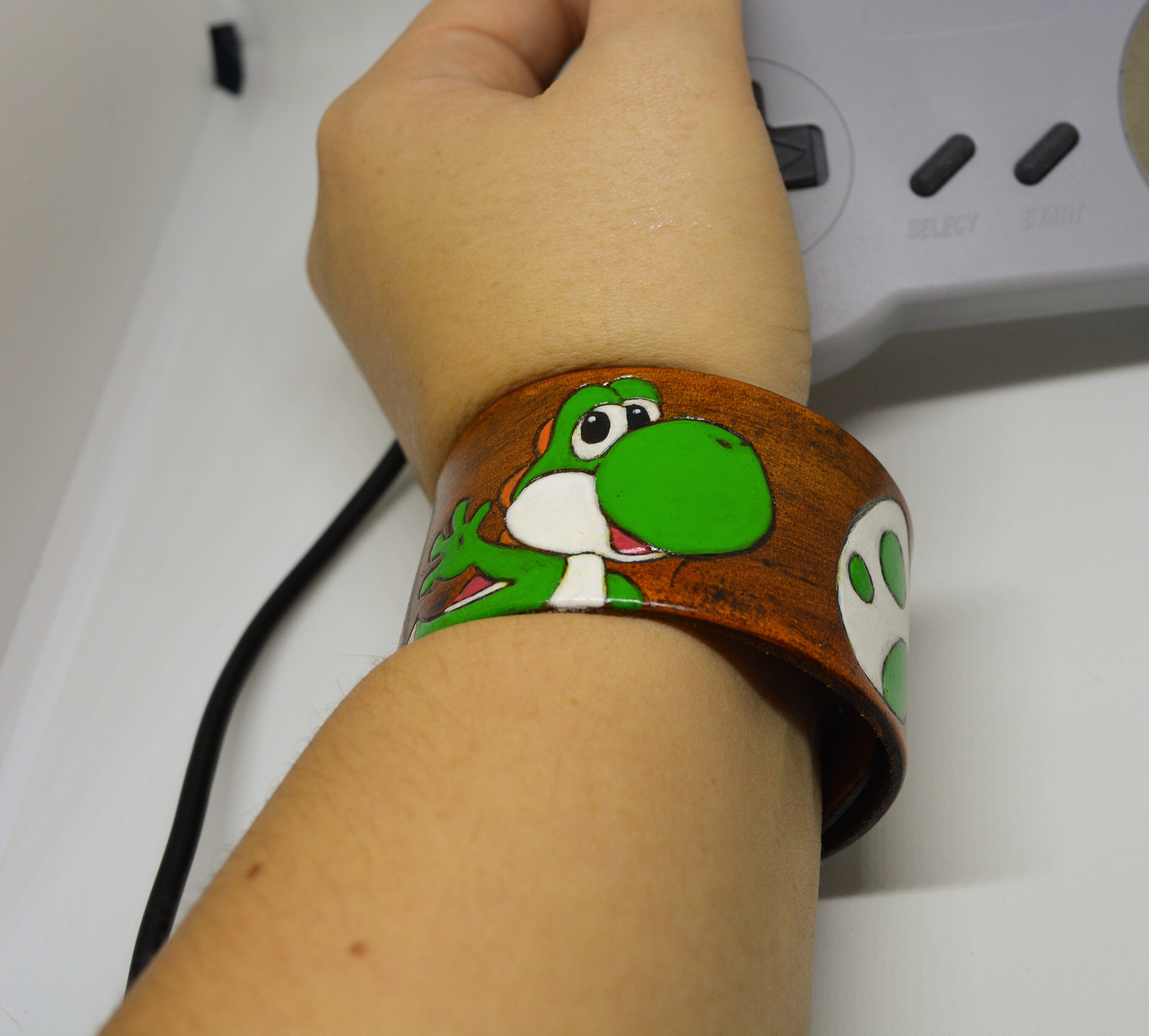 ブレスレット・バングル yoshi Carved Leather Yoshi Bracelet - Custom Nintendo Gamer Accessories