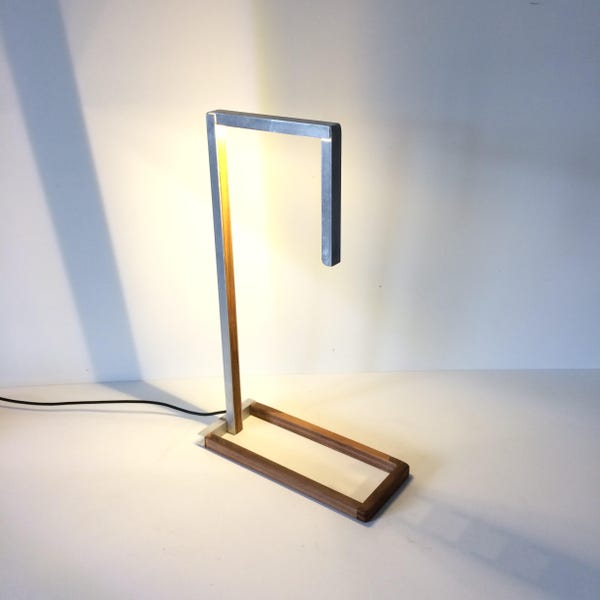 lampe a poser, lampe a poser led, lampe led, lampe moderne, lampe metaux, lampe aluminium, lampe de bureau, lampe de table, lampe de chevet,