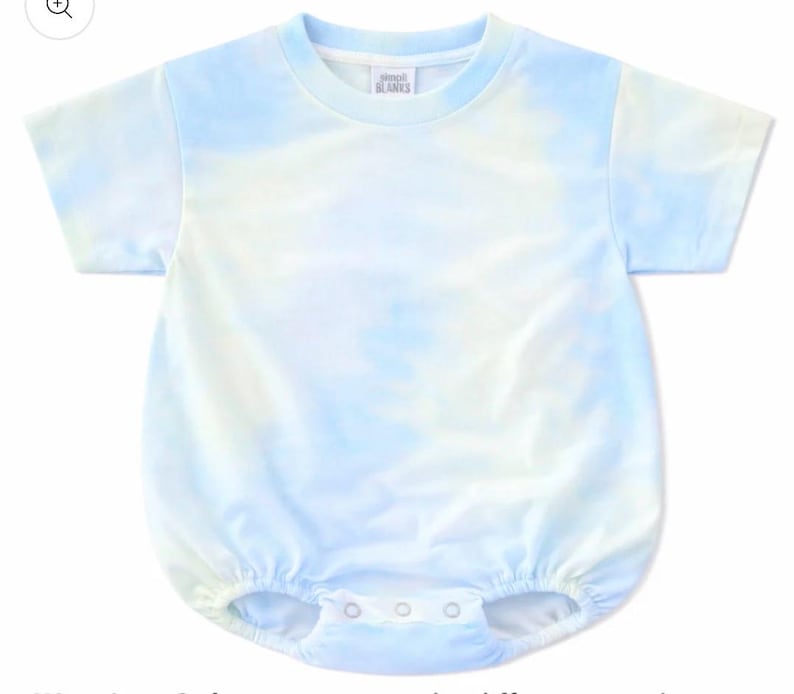 Może przedstawiać: Kr&oacute;tkoręki pajacyk niemowlęcy w jasnoniebiesko-biały wz&oacute;r tie-dye. Ubranko posiada okrągły dekolt, metkę z napisem simpli BLANKS oraz trzy metalowe zatrzaski w kroku. Otwory na nogi są wykończone elastyczną gumką.