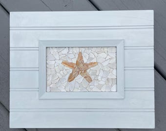 Estrella de mar con mosaico de conchas marinas