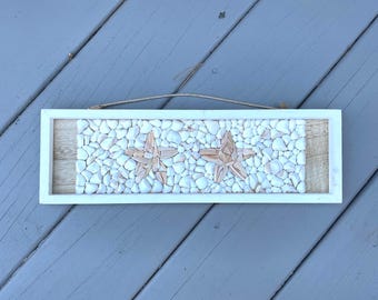 Estrella de mar con mosaico de conchas marinas