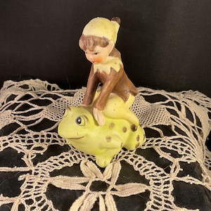 Josef Originals Pixie on a Frog + bonus figure