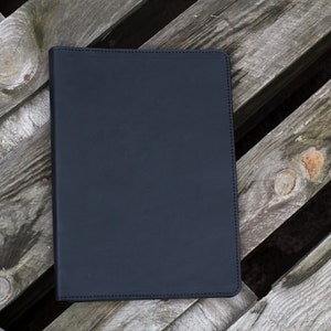 Supporto in pelle di carta. Cover in pelle per notebook. Rivestimento in pelle. Supporto in pelle fatto a mano.