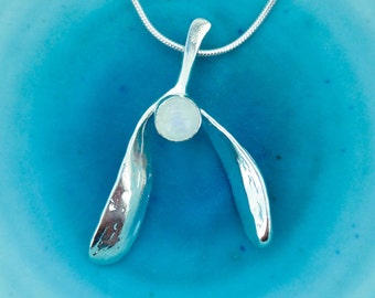 Colgante de muérdago de plata - Collar de muérdago con piedra lunar - Muérdago de plata de ley - Regalo de Navidad - Joyería Mary Colyer