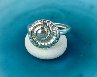 Anillo de amonita, anillo fósil, anillo de plata simple, amonita de plata, talla L/M, anillo de plata grueso, regalo para ella, anillo llamativo. Mary Colyer