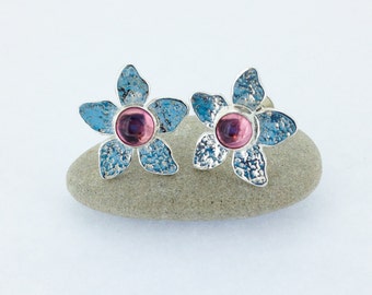 Pendientes de flor de turmalina - Pendientes de turmalina rosa - Pendientes de flor de plata batida - Joyería Mary Colyer