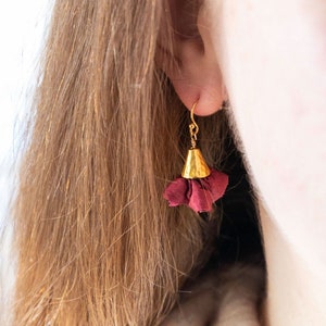 Lila Blumen Ohrringe. Schwester Brautjungfer Geschenk. Seidenjubiläum für Frau. Gold leichte lange Tropfen. dunkel rosa Strumpf Füller für grad.