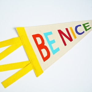 Bandera del banderín de lona, Sea agradable, decoración de la sala de juegos, estandarte de la guardería, decoración de la habitación de los niños, habitación para niños pequeños, letrero amarillo, decoración de la guardería, personalizable