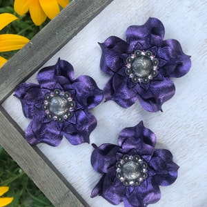 Metallic violette Blumenconcho aus Lederleder