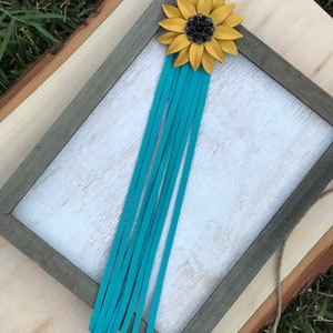 Concho girasole in pelle con frange in pelle turchese. Concho girasole per sella, finimenti, testiera.