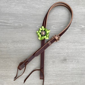 Cabecera de oreja dividida de cuero chocolate con concho de flor verde lima
