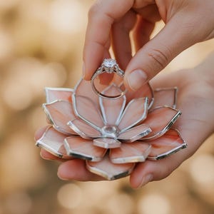 ステンドグラスの花のリングディッシュ • プロポーズ用リングボックスの代替品 • 結婚式の記念品