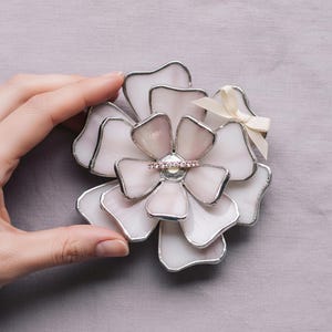Plato para anillos de boda con diseño floral en vidrieras • Soporte vintage para anillos de compromiso y ceremonia imagen 1