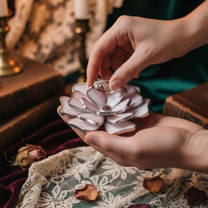 Plato para anillos de boda con diseño floral en vidrieras • Soporte vintage para anillos de compromiso y ceremonia Lilac
