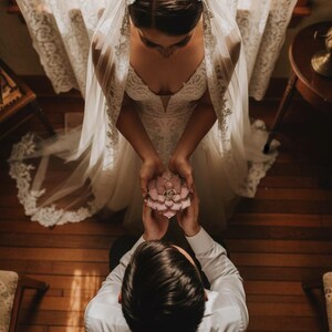 以下が含まれることがあります： 斑点のあるマット仕上げのセラミックマグカップ3個セット。マグカップはクリーム色、ライトグレー、ダークグレーの色合いです。各マグカップはシンプルでミニマリストなデザインで、コーヒーや紅茶に最適です。