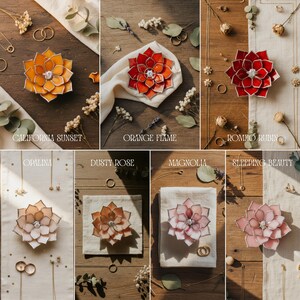 Puede incluir: Colecci&oacute;n de port anillos de vidrio manchado en varios colores, incluyendo naranja, rojo y rosa. Cada soporte tiene forma de flor con una gema central. Los nombres "California Sunset", "Orange Flame" y "Romeo Rubin" son visibles.