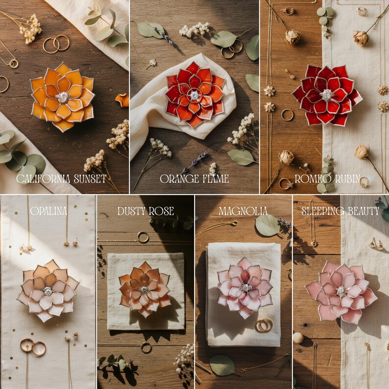Puede incluir: Colecci&oacute;n de port anillos de vidrio manchado en varios colores, incluyendo naranja, rojo y rosa. Cada soporte tiene forma de flor con una gema central. Los nombres "California Sunset", "Orange Flame" y "Romeo Rubin" son visibles.