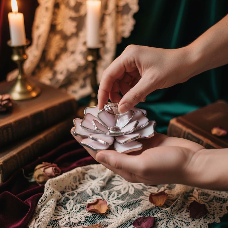 Plato para anillos de boda con diseño floral en vidrieras • Soporte vintage para anillos de compromiso y ceremonia Lilac