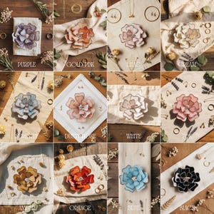 Puede incluir: Colecci&oacute;n de broches con forma de flor en varios colores: morado, oro rosa, lila, crema, serenidad, rosa empolvado, blanco, rosa, &aacute;mbar, naranja, azul y negro. Cada broche tiene una gema central y se exhibe con joyas y flores secas.