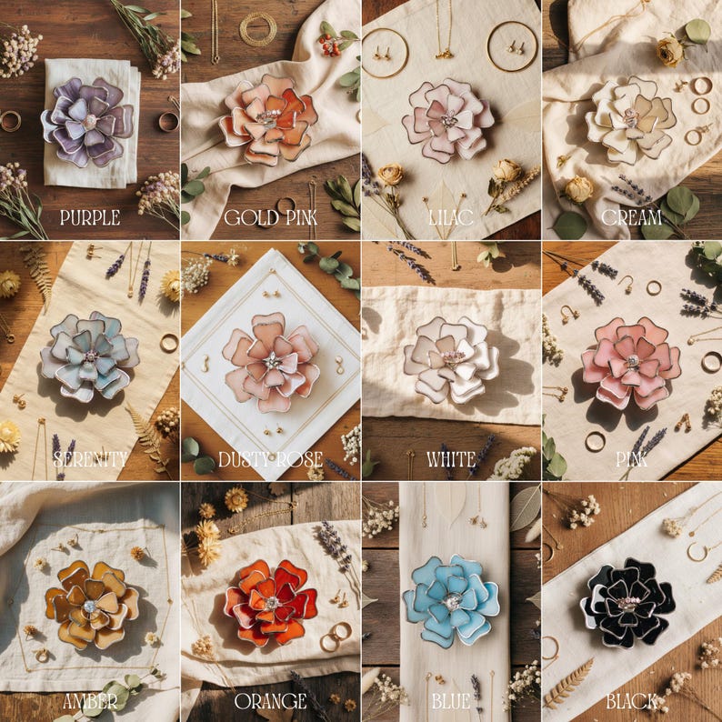 Puede incluir: Colecci&oacute;n de broches con forma de flor en varios colores: morado, oro rosa, lila, crema, serenidad, rosa empolvado, blanco, rosa, &aacute;mbar, naranja, azul y negro. Cada broche tiene una gema central y se exhibe con joyas y flores secas.