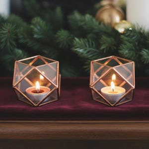Ensemble de bougeoirs géométriques en cuivre et vitrail • Décoration de table de Noël