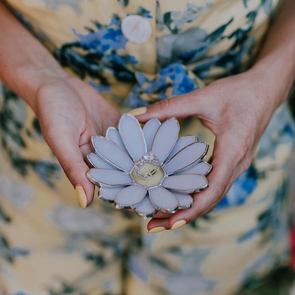 Plat d’anneau de marguerite de verre souillé, plat d’anneau de mariage, oreiller porteur d’anneau, plat de bijoux, décor de mariage de ressort, plat floral d’anneau, mariage de jardin