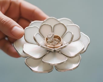 Portaanillos de flores para bodas • Plato alternativo de cristal para el portador de anillos