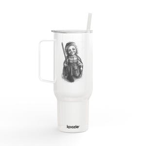 Könnte beinhalten: Weißer Reisebecher mit Griff und Strohhalm. Der Becher zeigt eine Schwarz-Weiß-Illustration einer lächelnden Figur, die einen Besen hält. Das Wort "koozie" ist auf der Unterseite des Bechers aufgedruckt.