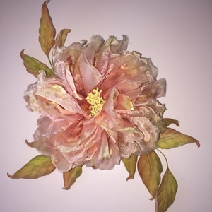Flor de seda, rosa de seda &quot;Margaret&quot;, broche hecho a mano
