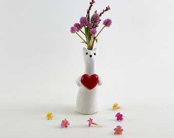 Cat Bud Vase, Ceramic Cat with Love Heart, Cat Decor, White Cat Vasette, ring bearer gift proposal