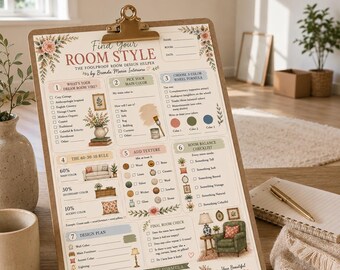 Può includere: Una cartellina in legno marrone con un foglio stampato di aiuto per il design d'interni intitolato Find Your Room Style. Il documento presenta sezioni numerate, caselle di controllo e illustrazioni di mobili, piante e decorazioni.