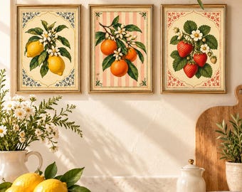 Può includere: Un set di tre stampe artistiche da parete incorniciate con illustrazioni botaniche di limoni, arance e fragole. Ogni stampa rettangolare è racchiusa in una cornice dorata e mostra frutti dettagliati con foglie verdi e fiori bianchi.