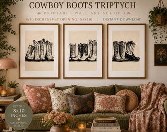 Può includere: Un trittico di tre stampe artistiche da parete incorniciate intitolato COWBOY BOOTS TRIPTYCH, ognuna con illustrazioni in bianco e nero di stivali da cowboy su sfondo beige. Le stampe misurano 8x10 pollici, pari a 20x25 cm.