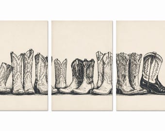 Può includere: Un set di arte murale in trittico che presenta un'illustrazione dettagliata a inchiostro nero e bianco di una fila di vari stivali da cowboy. L'opera mostra diverse paia di stivali con intricati motivi di cucitura su uno sfondo semplice.