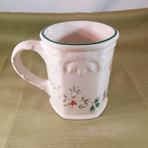 A lovely Pfaltzgraff Winterberry Mug, Stoneware, Christmas Holly Leaves, Red Holly Berries, 1990s, Made in USA, Excellent