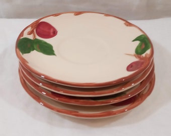 Soucoupes franciscaines, Ensemble de quatre, Motif de pomme, Faïence, années 1940 et 50, Soucoupes à thé, Milieu du siècle, Cuisine de campagne, Excellent