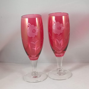 Wijnglazen, Cranberry Rood Glas, Set van Twee Rooskleurige Bloemen Steelware, Geëtst, Gesneden Glas, Bloemenbloem, Champagne fluiten, Heldere Steel