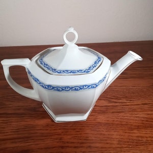 Teekanne mit Deckel, MZ, Moritz Zdekauer Austria, Weiß, Blau Que Band Goldrand, Antikes Porzellan, Österreichische Porzellan Tee, sechseckig