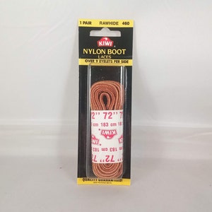 Peut inclure: Un paquet de lacets de bottes en nylon marron, de 183 cm de long, avec le logo de la marque Kiwi et le texte "Over 9 eyelets per side".