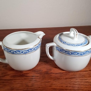 Milchkännchen und Zuckerdose mit Deckel, MZ, Moritz Zdekauer Austria, Weiß Blau Que Band Goldrand, Antikes Porzellan, Österreichisches Porzellan
