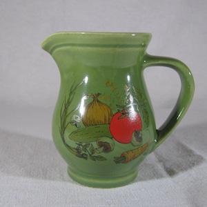 Grüner Milchkännchen mit Gemüse und Kräutern von Hyalyn, USA, 1950er Jahre, kleiner Krug, Ahornsirup, Salatdressing, Öl und Essig, ausgezeichnet