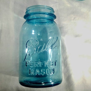 Peut inclure: Un bocal en verre bleu vintage Ball Perfect Mason.