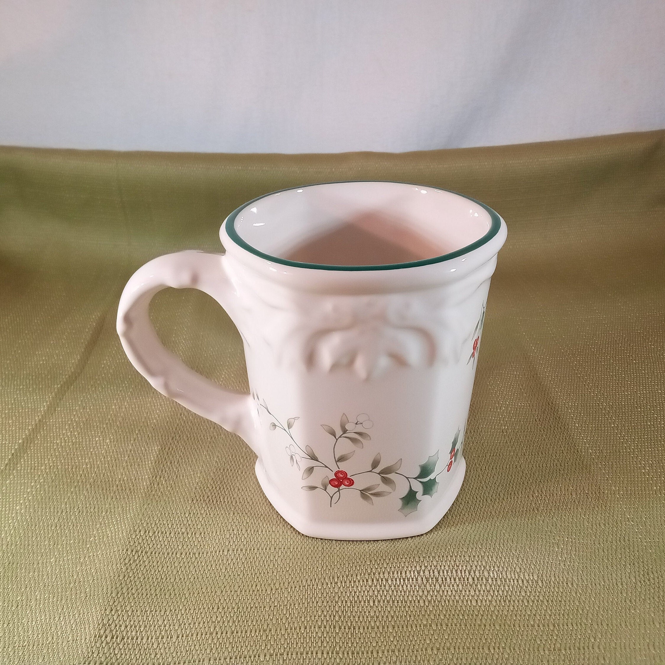 Uma linda caneca Pfaltzgraff Winterberry, grés, folhas de azevinho de Natal, frutas vermelhas de azevinho, década de 1990, fabricada nos EUA, excelente