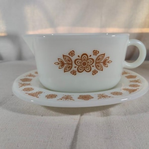 VINTAGE PYREX Gravy Boat with Underplate Saucer, Butterfly Gold Corelle USA, 1977, 77-U, Excellent Condition